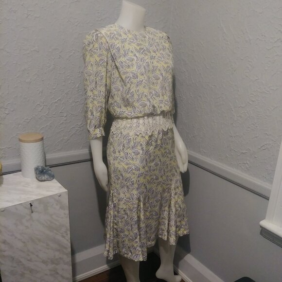 Vintage Dress with Lace around the waist- yellow with abstract leaf patttern - Picture 2 of 9